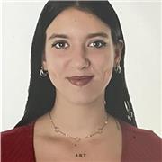 Joven adolescente dispuesta a ayudar a menores estudiantes